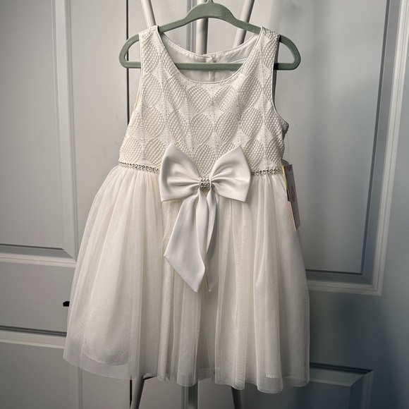 Elegant White Kids Dress with Bow - Picture 1 of 8